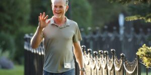 Reedo Hastingso pasitraukimas iš 455 milijardų dolerių „Netflix“ „neturėjo nieko bendra su“ žlugo „Warner Bros.